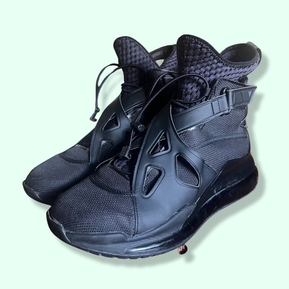 Jordan Air Latitude 720 triple black
